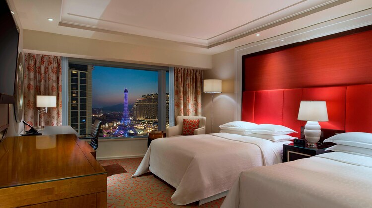 Twin deluxe guest room with eiffel tower view