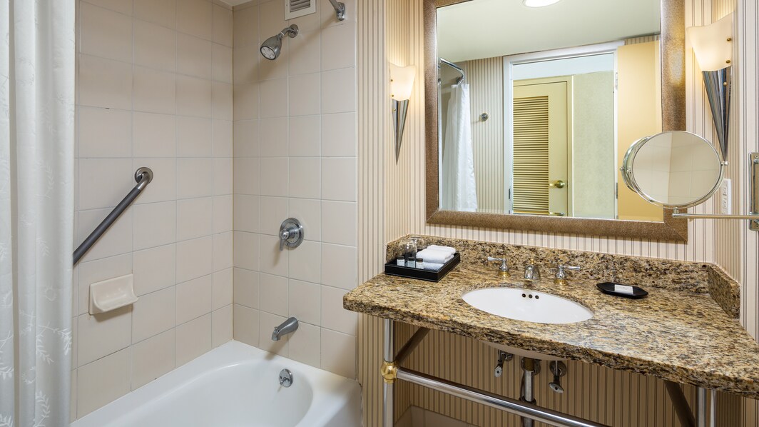 Ванная комната для гостей с ограниченными возможностями ‒ ванна