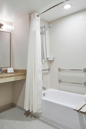Accessible Guest Bathroom - Bathtub&Shower
