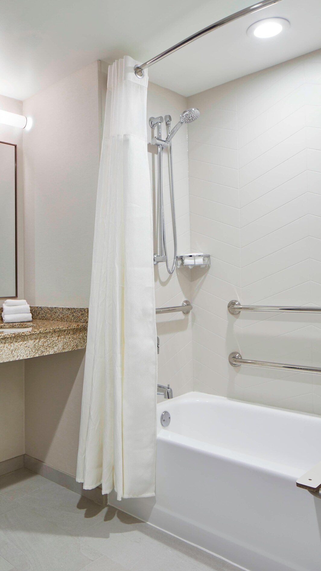 バリアフリーの客室バスルーム－バスタブ＆シャワー