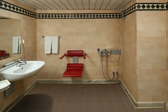 حمام نزيل من ذوي الاحتياجات الخاصة - حجيرة استحمام تسمح بدخول كرسي متحرك