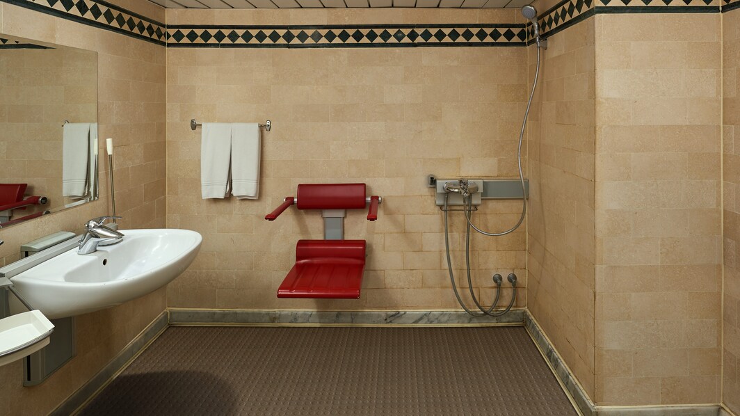 バリアフリーの客室バスルーム－車椅子用シャワー