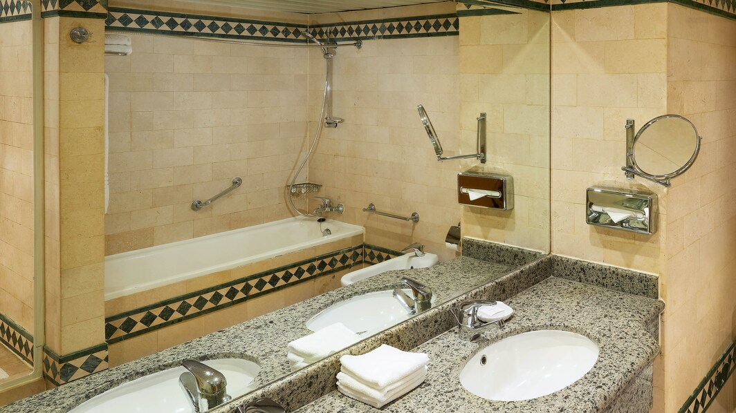 Ванная комната в полулюксе – совмещенные ванна и душ