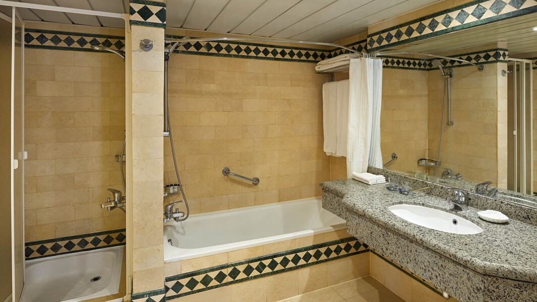 Banheiro da suíte Hospitality - Chuveiro e banheira