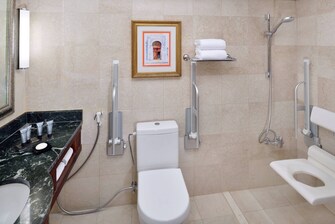 حمام غرفة نزيل من ذوي الاحتياجات الخاصة