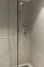 Executive Zimmer – Bad mit begehbarer Dusche