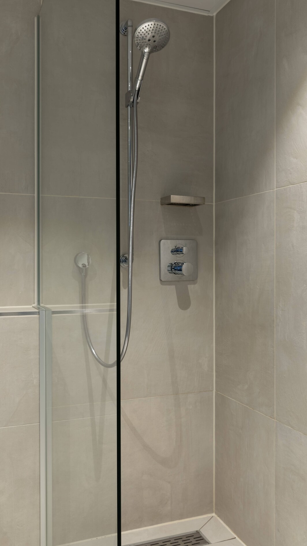 Ванная комната представительского номера – безбарьерный душ