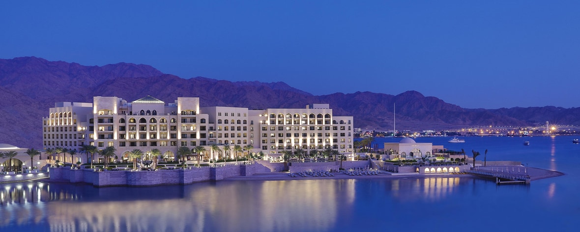 Das Al Manara Hotel liegt am Ufer des Roten Meeres. Zu seinem Erlebnisangebot zählen Abenteuer- und Freizeitaktivitäten sowie Ausflüge