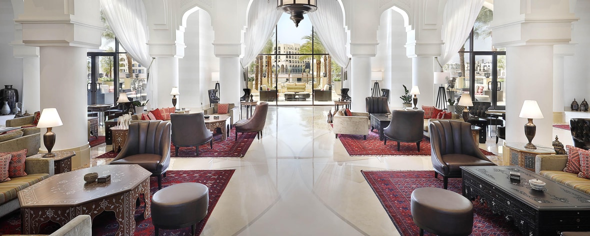Die markante Innenarchitektur der Lobby vereint Design und Geschichte und spiegelt das authentische, reiche Erbe Jordaniens wider.