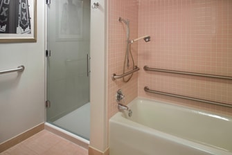 Baño de la suite con facilidades para personas con necesidades especiales