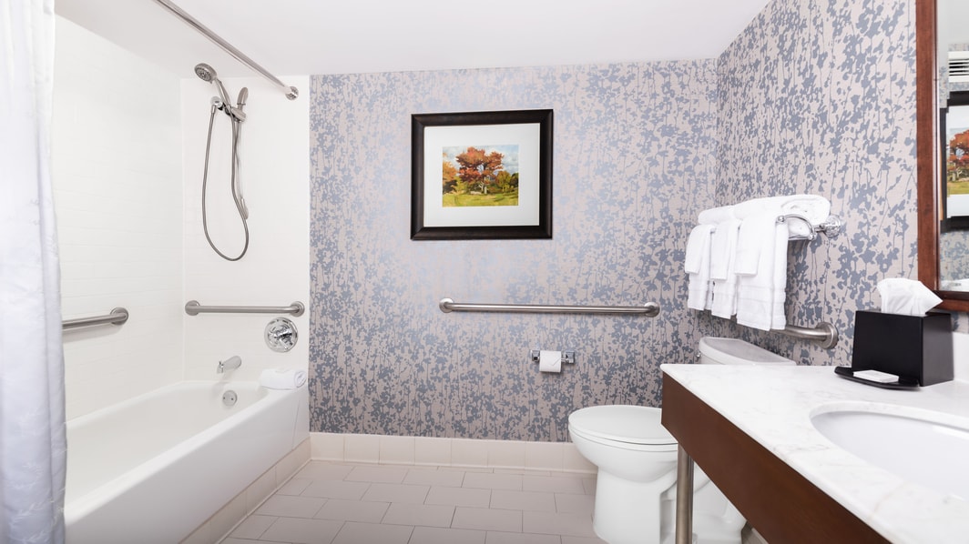 Ванная комната в номере – безбарьерный душ с поручнями