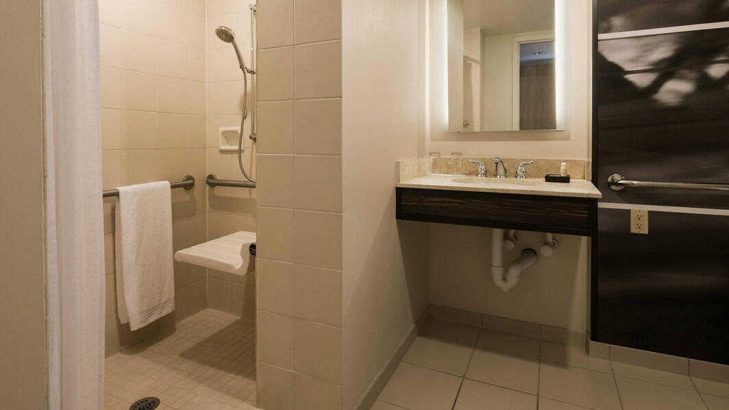 Banheiro de quarto para hóspedes com mobilidade reduzida - Chuveiro para cadeira de rodas