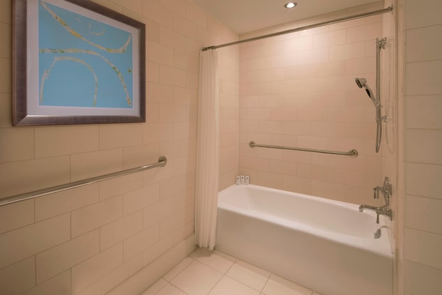 حوض استحمام غرفة نزيل بسرير كوين (مقاس متوسط) لذوي الاحتياجات الخاصة