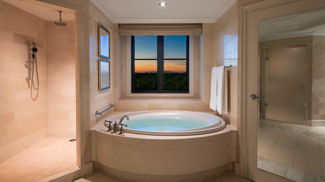 Угловой люкс St. Regis – ванна на закате