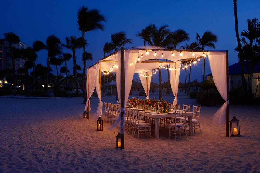 Aufbau für Hochzeit im Freien in Resort auf Aruba