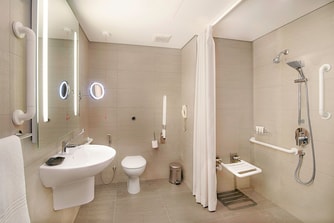 حمام غرفة نزيل من ذوي الاحتياجات الخاصة – حجيرة استحمام