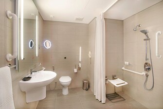 Ванная комната для гостей с ограниченной подвижностью – безбарьерный душ