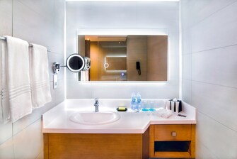 Гостевая ванная комната делюкса с видом на море