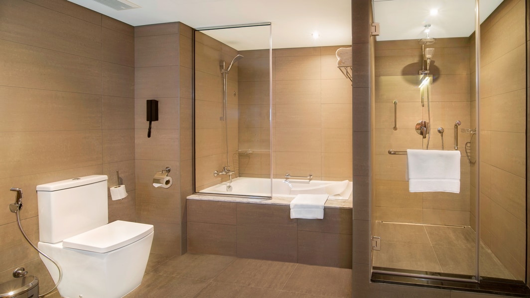 Badezimmer der Suite – Separate Dusche & Badewanne