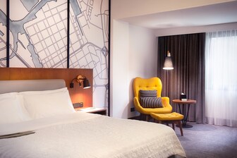 Deluxe Gästezimmer mit Kingsize Bett und Stadtblick