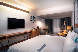 Deluxe Gästezimmer mit Kingsize Bett und Stadtblick