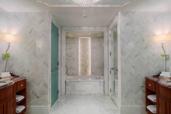 حمام جناح بفندق سانت ريجيس - حوض استحمام ودش منفصلين