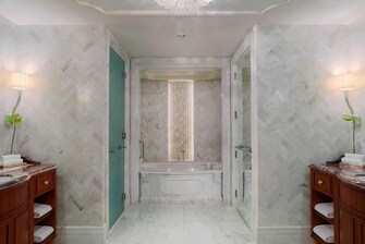 St. Regis Suite – Bad mit Badewanne und separater Dusche