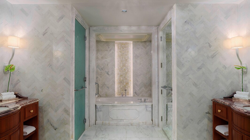 Ванная комната в люксе St Regis – отдельные ванна и душ