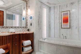 Superior Zimmer – Bad mit Badewanne