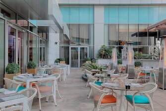 The Terrace on the Corniche – Sitzbereich im Freien
