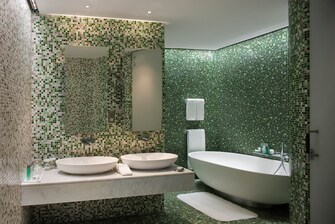 حمام جناح واو (Wow)