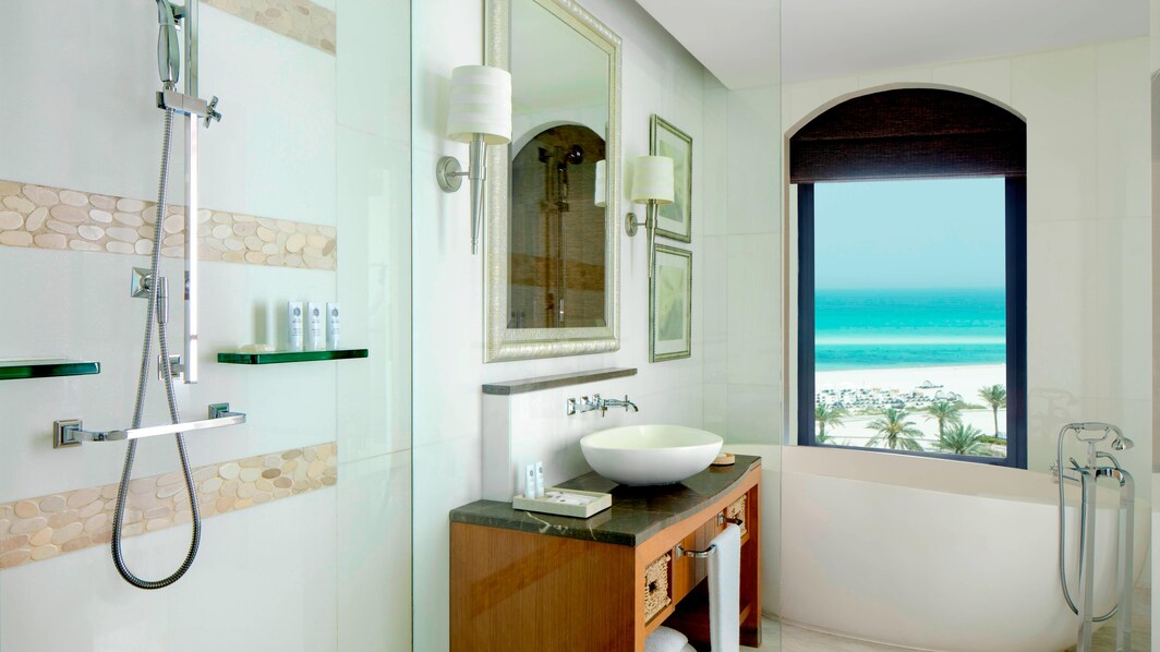 Ванная комната премиального номера с видом на море