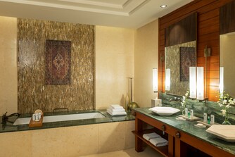 حمام جناح تنفيذيين (Executive) بفندق سانت ريجيس - حوض الاستحمام