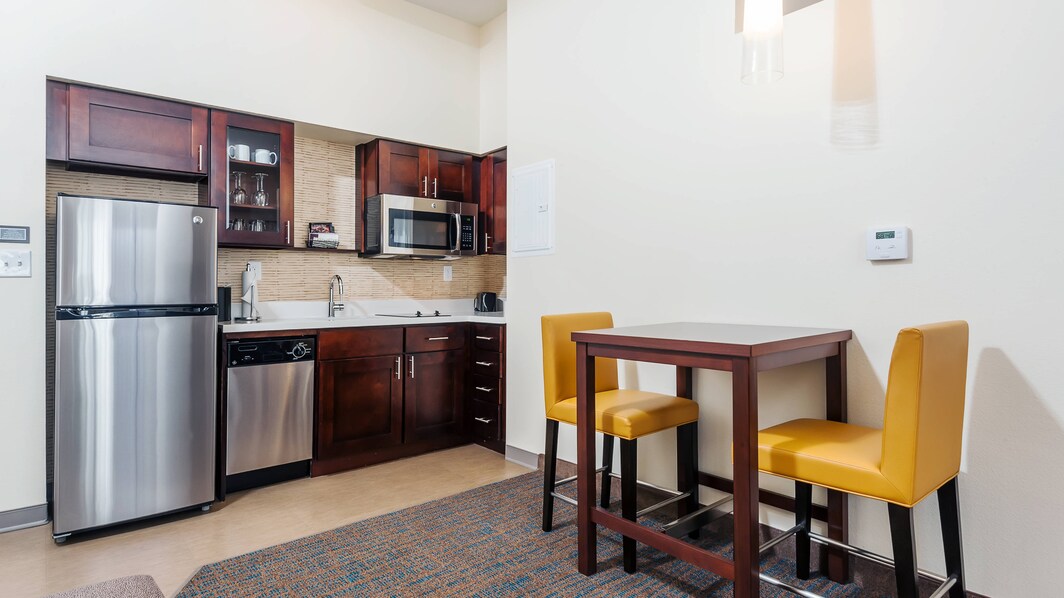 	Hotel suite with kitchen near downtown Austin