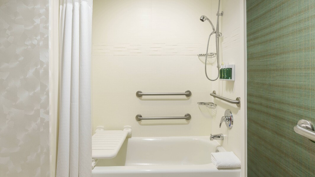 Salle de bain accessible aux personnes à mobilité réduite, baignoire