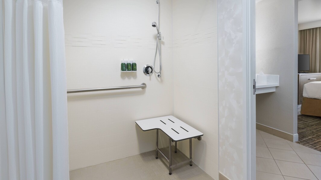 Salle de bain accessible aux personnes à mobilité réduite, douche accessible en fauteuil roulant