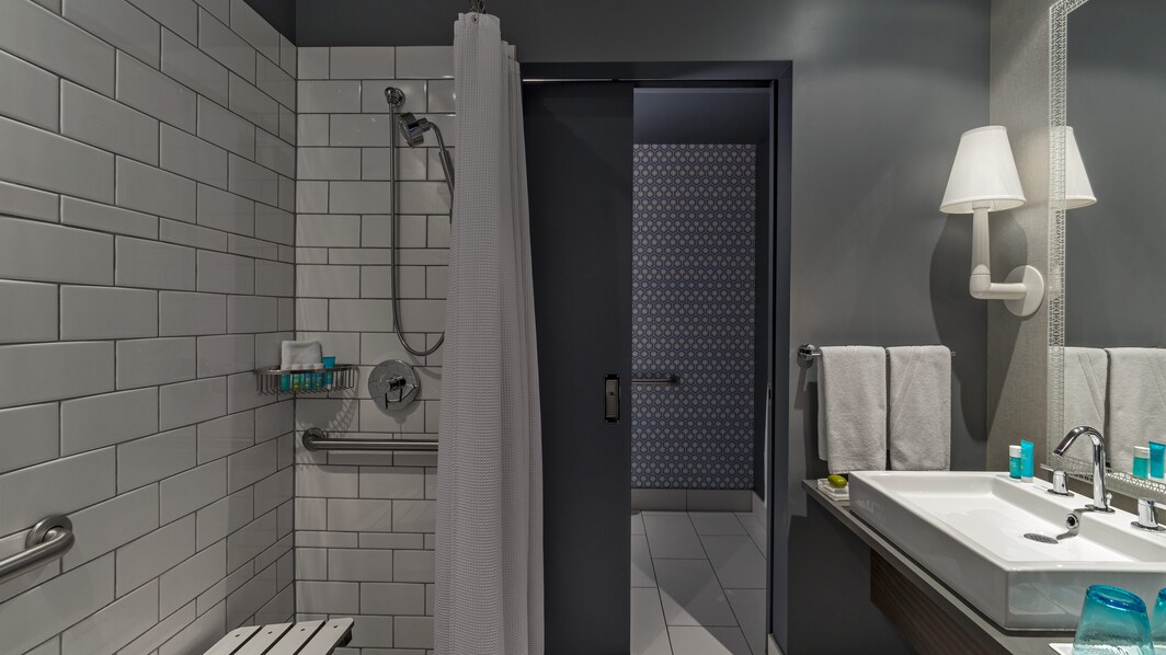 Ванная комната для гостей с ограниченными возможностями номера Wonderful