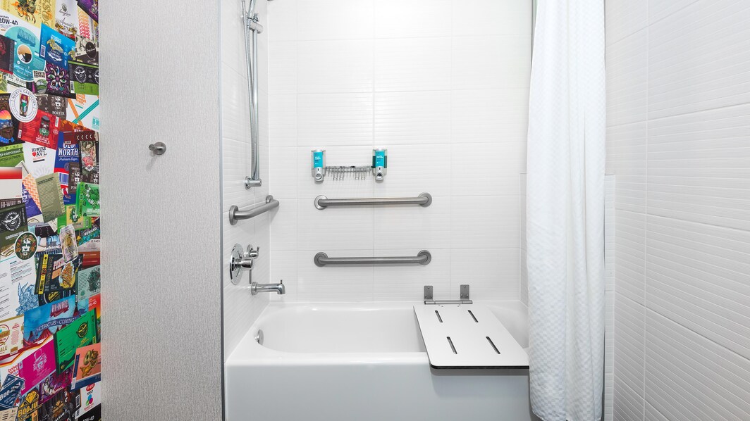 Ванная комната для гостей с ограниченными возможностями – ванна