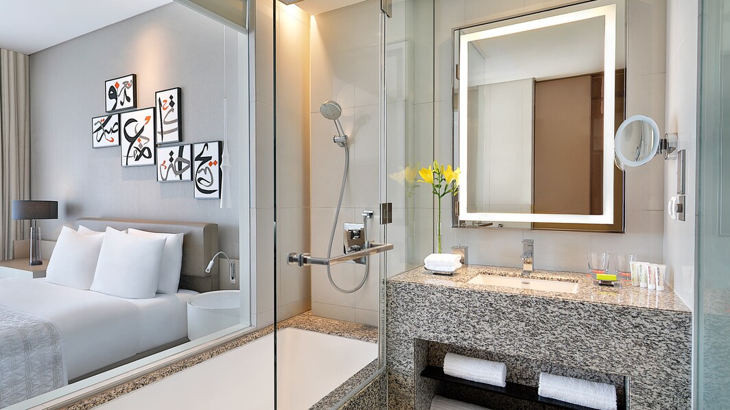 Ванная комната в улучшенном номере – совмещенные ванна и душ