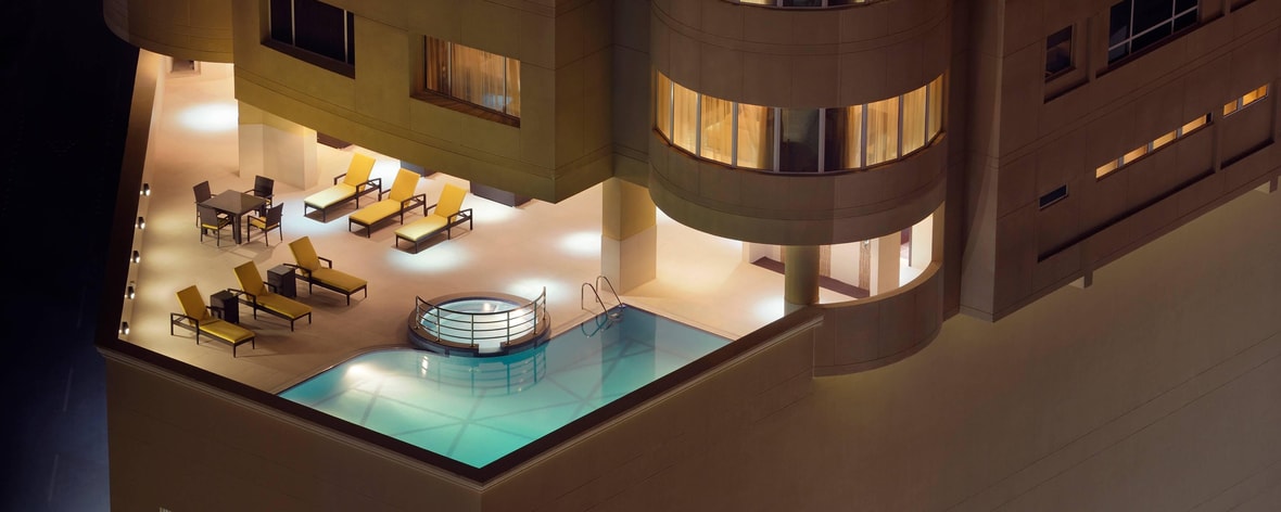 حمام سباحة خارجي في فندق المنامة بالبحرين