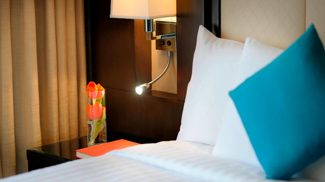 غرفة نوم بجناح بفندق البحرين