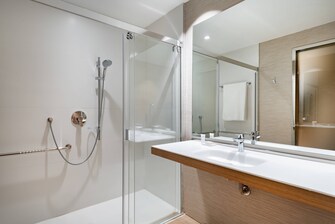 Baño con instalaciones para personas con necesidades especiales de la habitación con dos camas sencillas - Ducha con acceso para sillas de ruedas