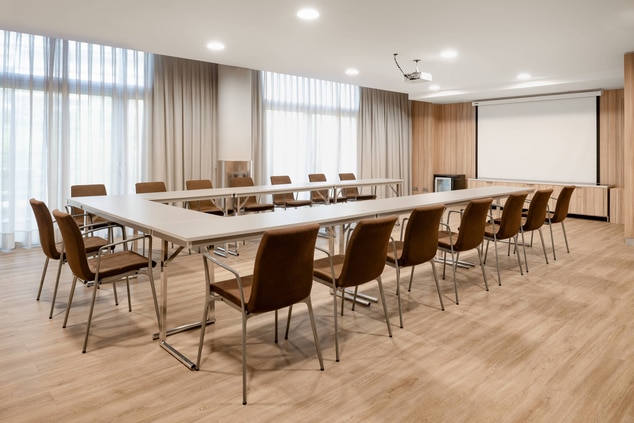 Forum Meeting Room - School-Shape Setup