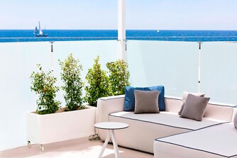 BREEZE, asientos en la terraza con vistas al mar