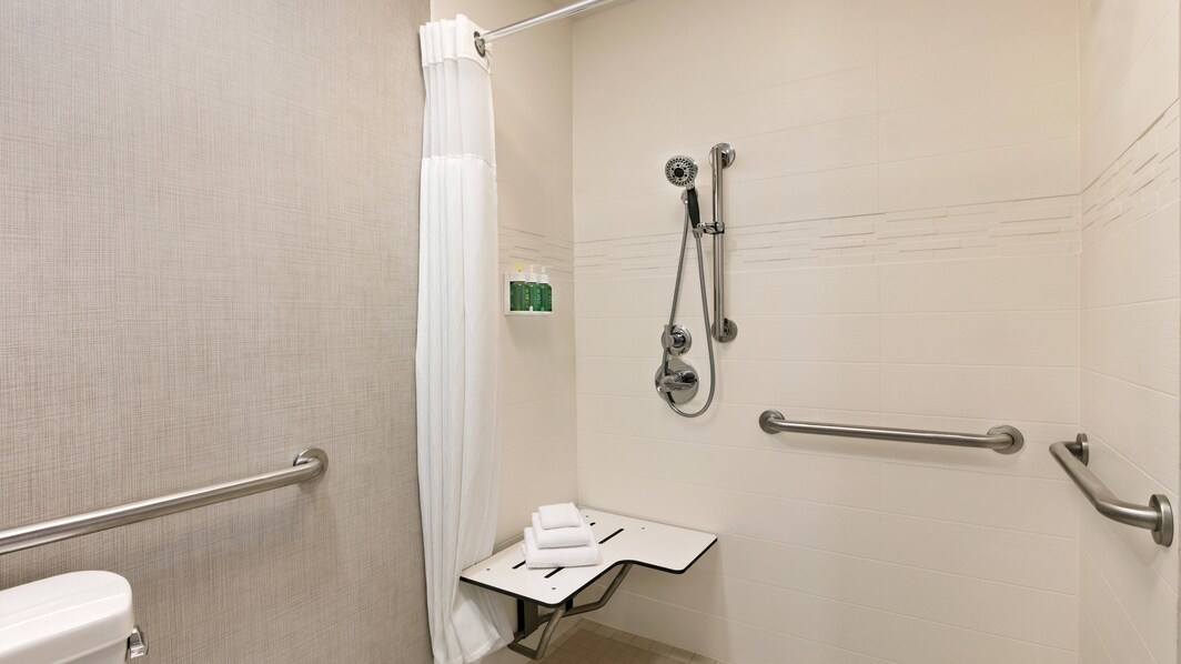 Baño de la suite accesible para personas con discapacidades
