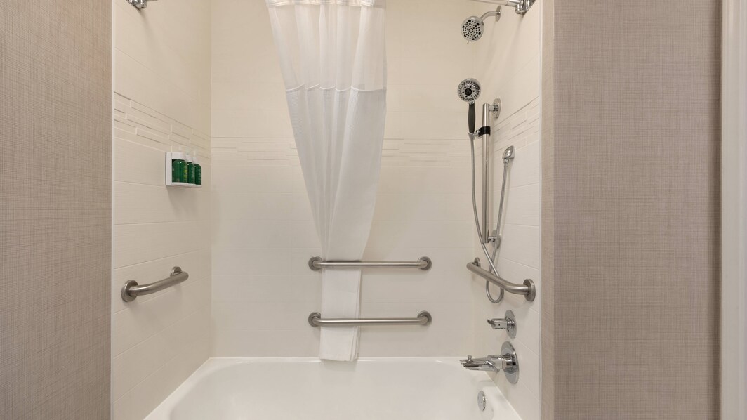 客室のバスルームのバスタブ＆シャワー