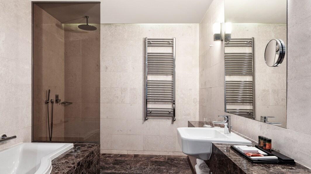 Banheiro da suíte – Chuveiro e banheira separados