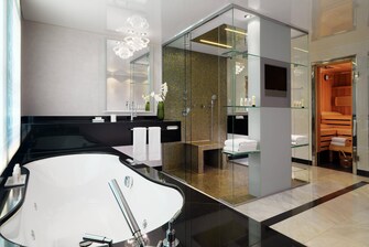 Geräumiges Spa-Badezimmer in der Grand Spa Suite in Berlin