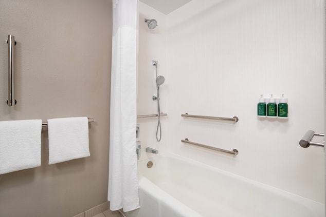 Banheiro para hóspedes com mobilidade reduzida – Chuveiro/banheira