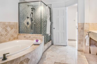 One-Bedroom Luxury Ocean View Suite - Bathroom
